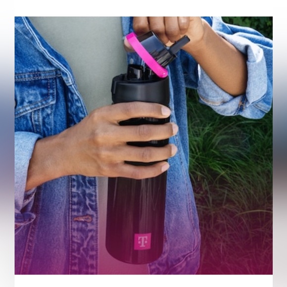 1 T-mobile t life Tuesday 24 oz black pink Water Bottle New bpa free - Picture 1 of 11
